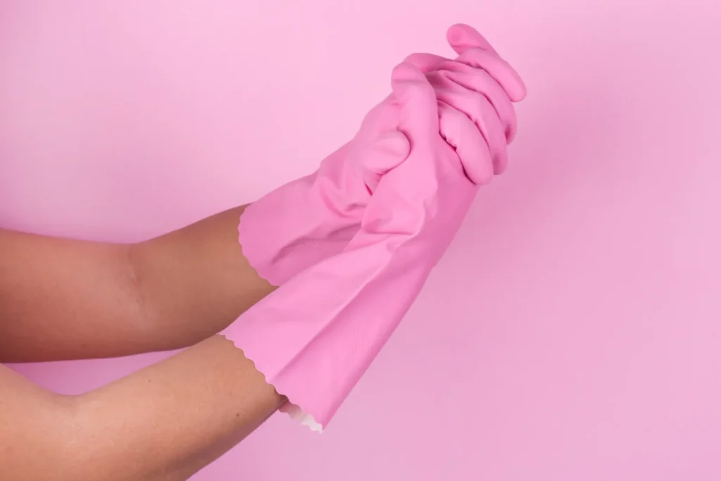 Manos con guantes rosas