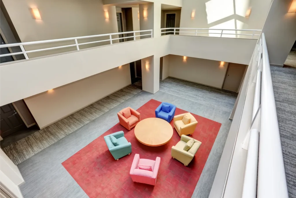 Zona común de un complejo de apartamentos